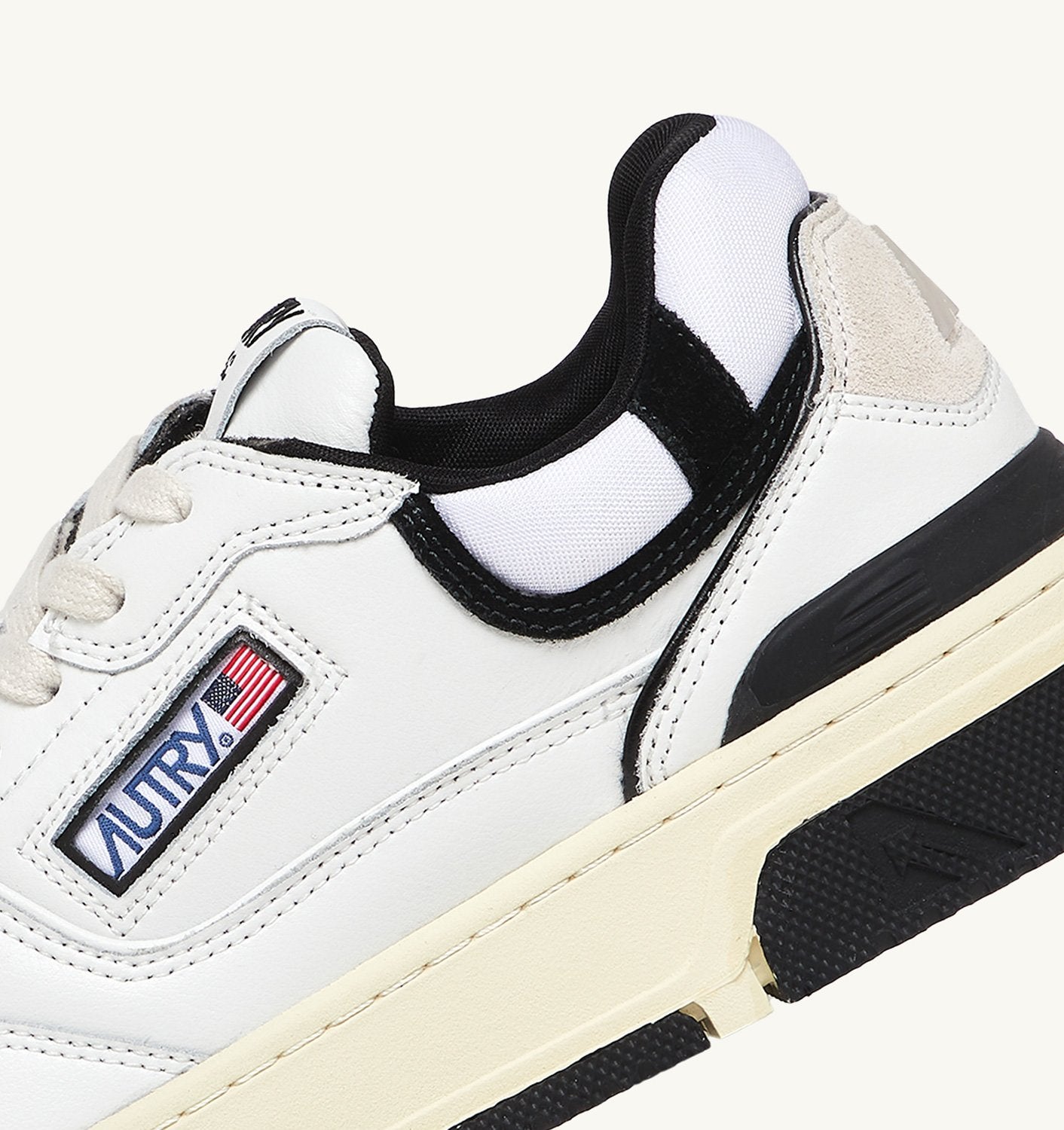 SNEAKERS CLC LOW IN PELLE BIANCA E SUEDE NERA