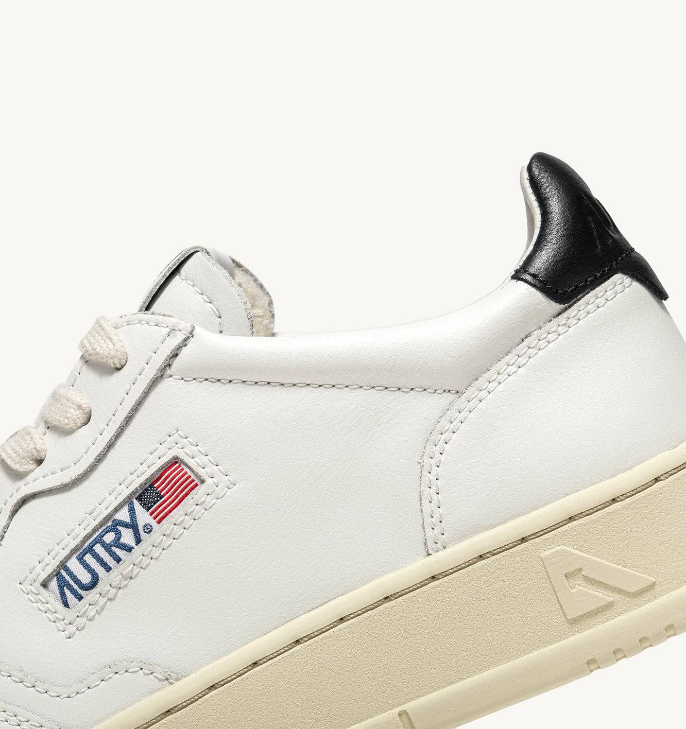 SNEAKERS MEDALIST LOW IN PELLE BIANCA E NERA