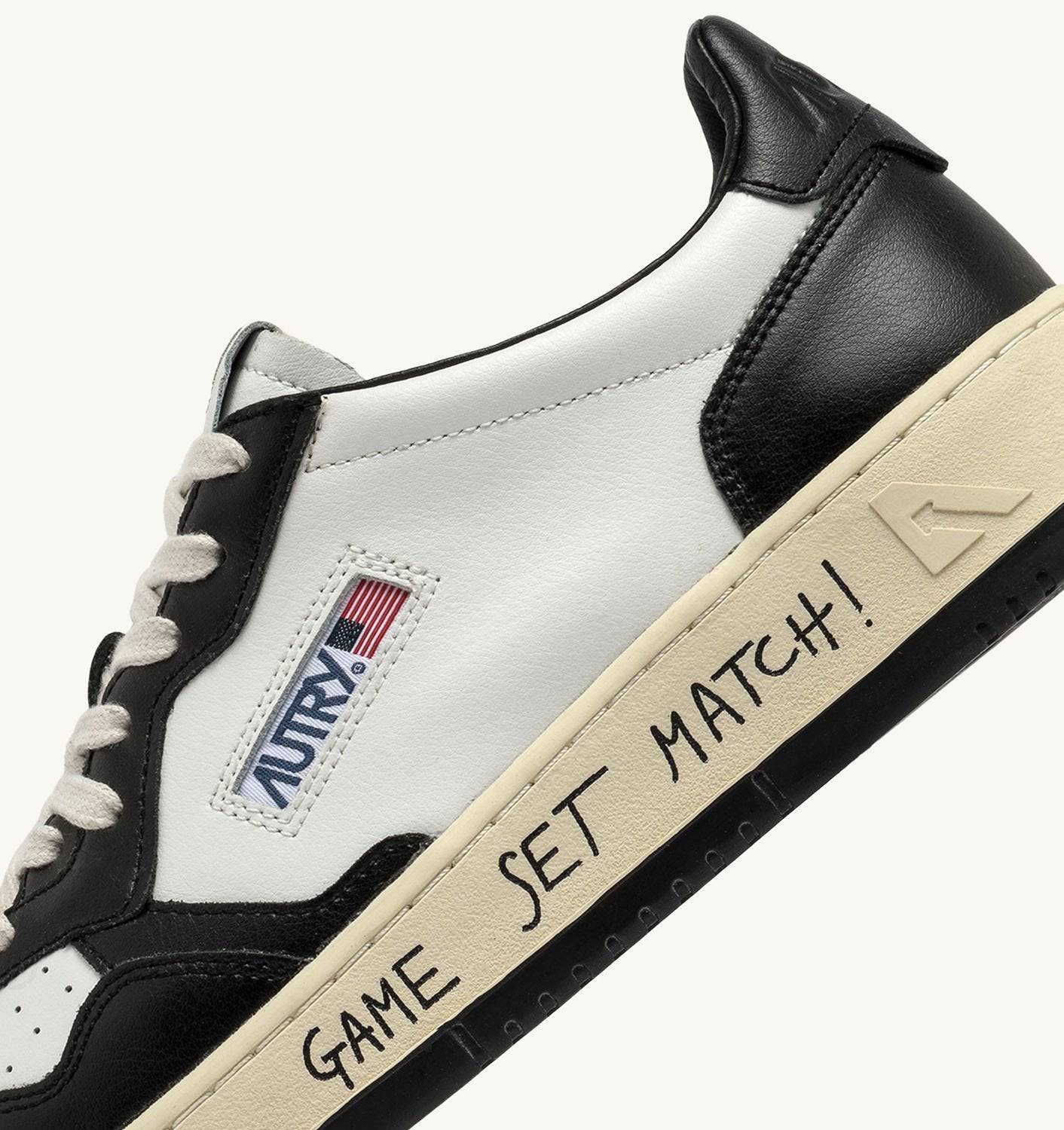 SNEAKERS MEDALIST LOW IN PELLE BIANCA E NERA CON LETTERING