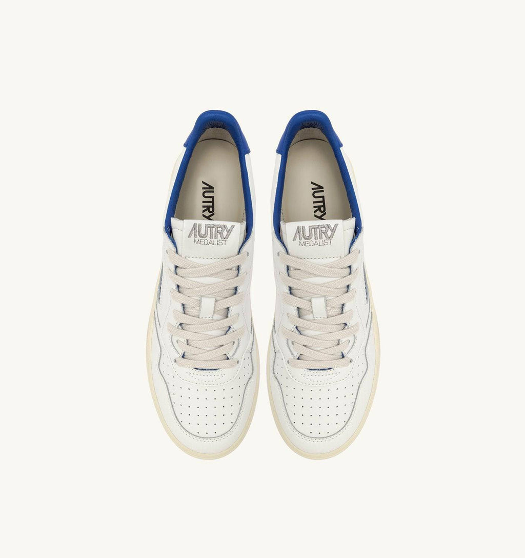 SNEAKERS MEDALIST LOW IN PELLE COLORE BIANCO E PALACE BLUE CON SCRITTA