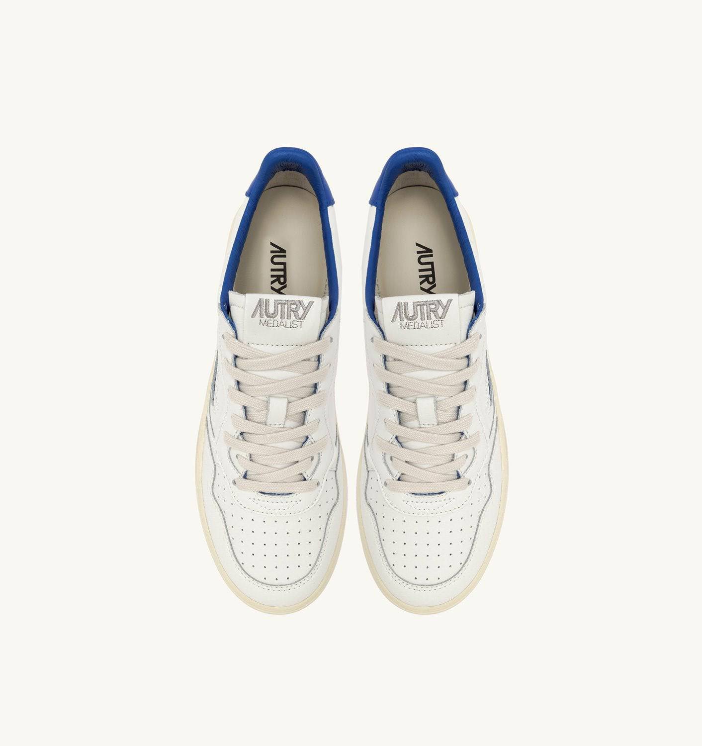 SNEAKERS MEDALIST LOW IN PELLE COLORE BIANCO E PALACE BLUE CON SCRITTA