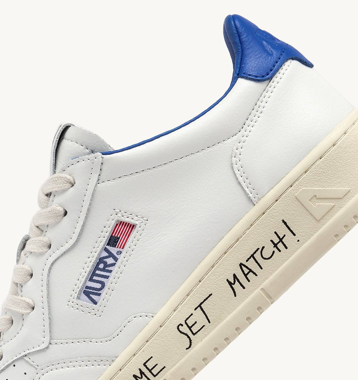 SNEAKERS MEDALIST LOW IN PELLE COLORE BIANCO E PALACE BLUE CON SCRITTA