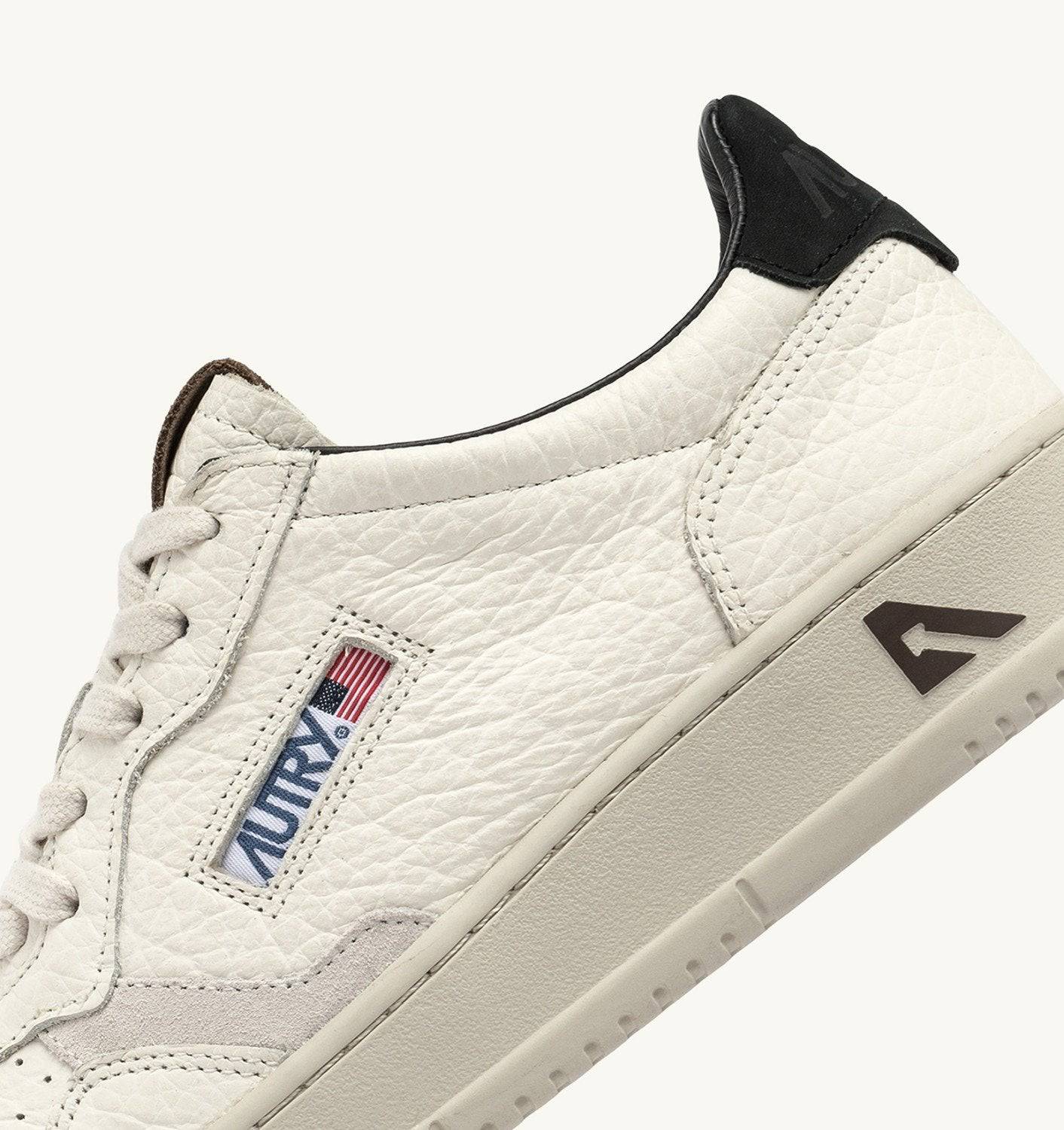SNEAKERS MEDALIST LOW IN PELLE E DETTAGLI PINECONE E NERO