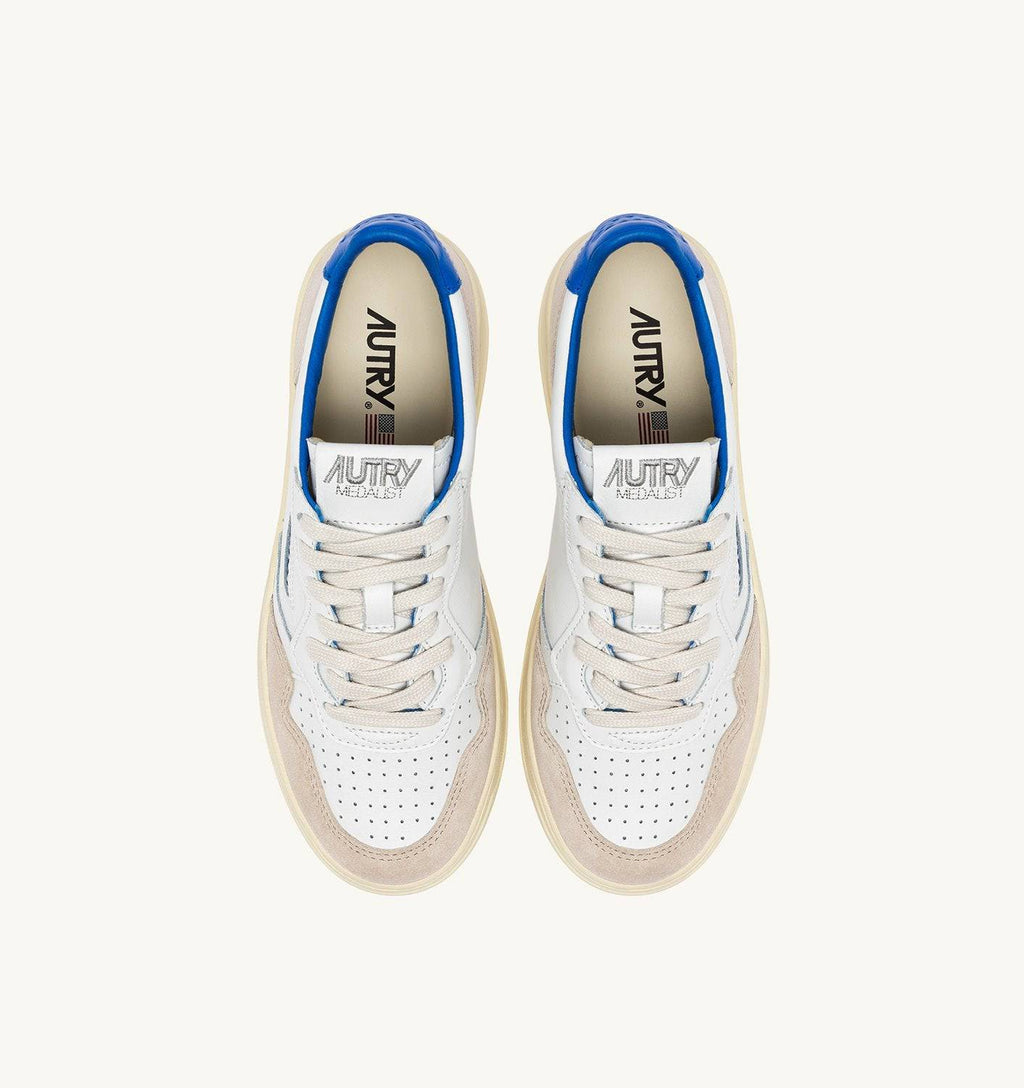 SNEAKERS MEDALIST LOW IN PELLE E SUEDE BIANCA E PALACE BLUE CON LETTERING