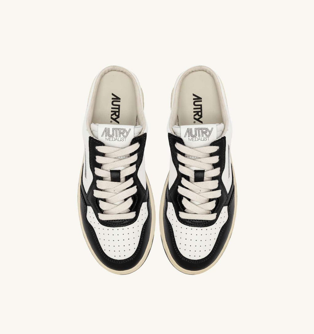 SNEAKERS MEDALIST MULE IN PELLE BIANCA E NERA