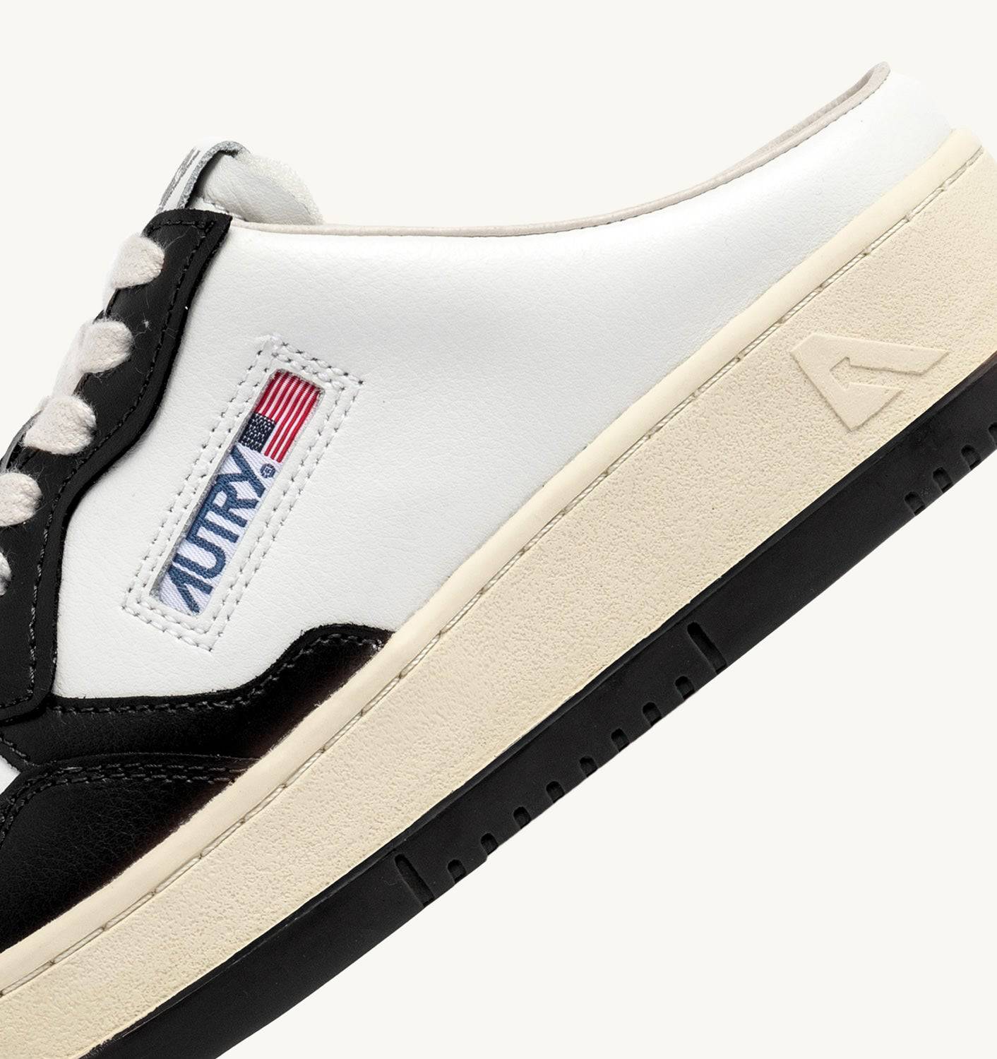 SNEAKERS MEDALIST MULE IN PELLE BIANCA E NERA